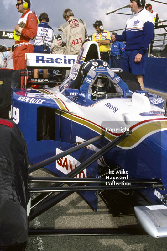 Damon Hill, Williams FW17, waiting in the pit lane, Silverstone, 1995 British Grand Prix.
