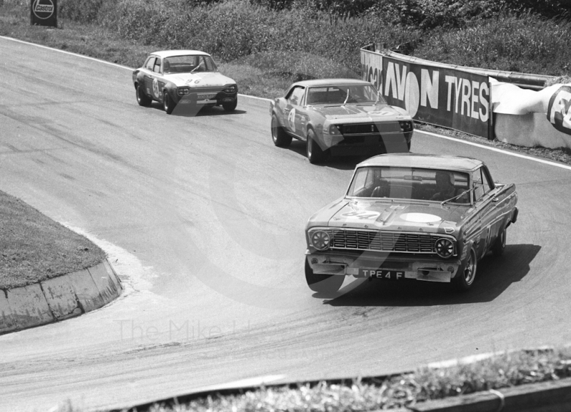 Dennis Leech, Ford Falcon Sprint (TPE 4F), followed by Roy Pierpoint, Chevrolet Camaro, and Frank Gardner, Alan Mann Ford Escort Twin Cam (XOO 349F), British Saloon Car Championship race, BRSCC Guards 4,000 Guineas International meeting, Mallory Park, 1969.
