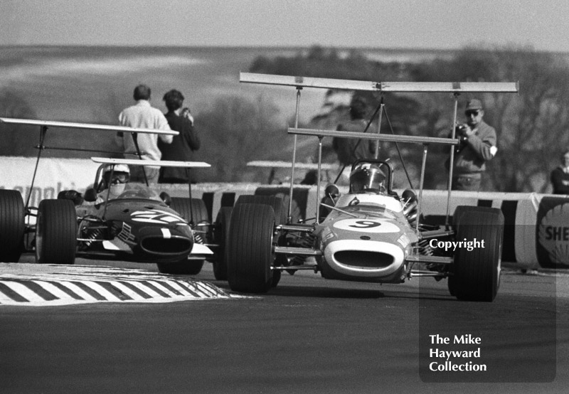 Jean-Pierre Beltoise, Matra MS7, and Piers Courage, Frank Williams Racing Brabham BT23C, Thruxton, Easter Monday 1969.
