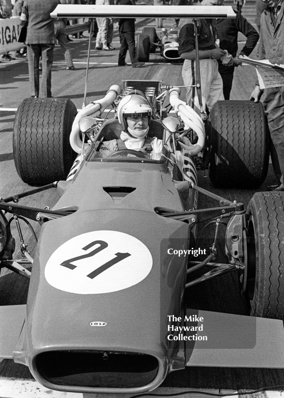 Mike Hailwood, Paul Hawkins Racing Lola T142/SL142/40 Chevrolet V8 - retired with driveshaft failure - Guards F5000 Championship, Oulton Park, April,1969.
