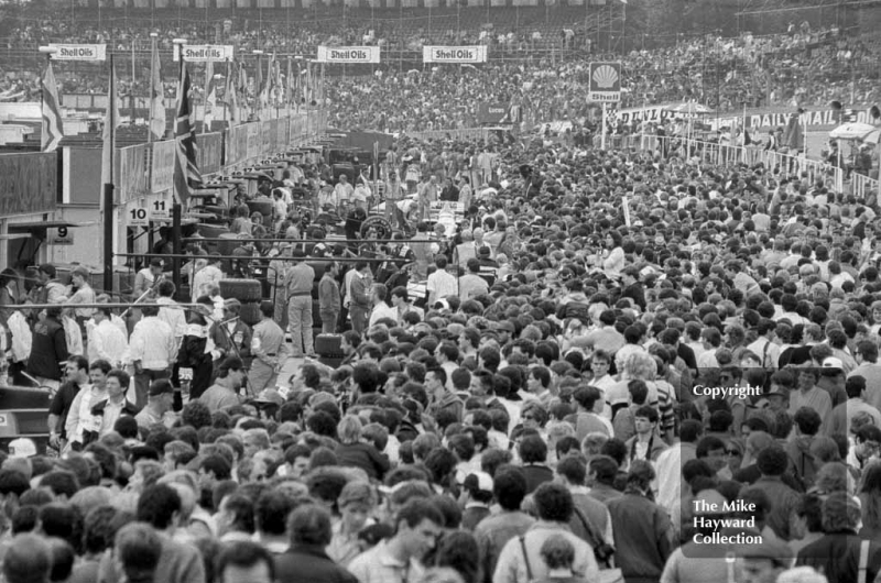 Crowds gather in the pit lane before the start of the 1986 British Grand Prix at Brands Hatch.
