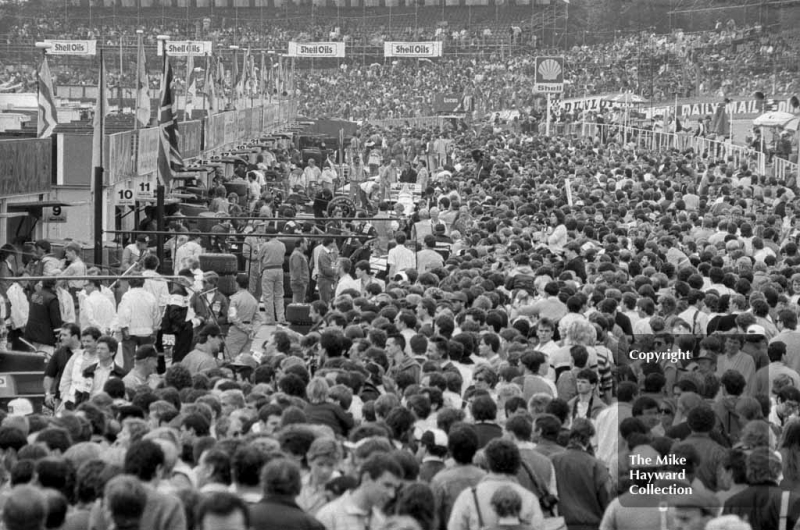 Crowds gather in the pit lane before the start of the 1986 British Grand Prix at Brands Hatch.
