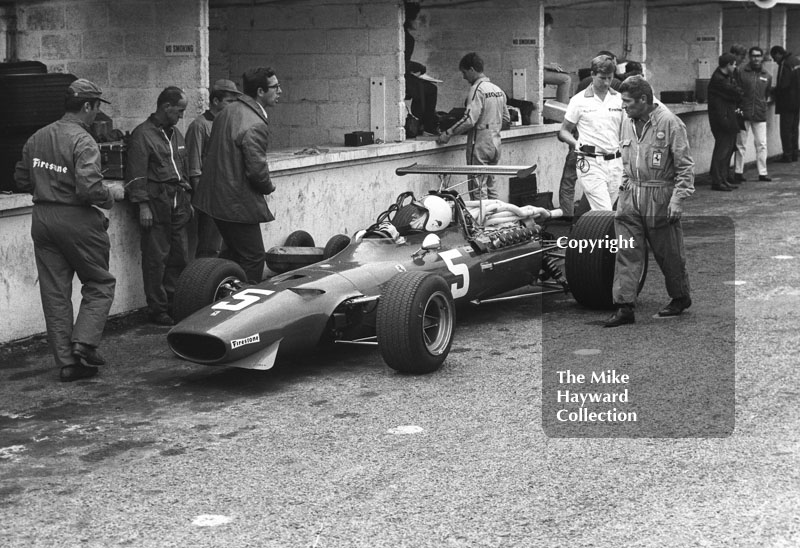 Chris Amon in the pits with his Ferrari 312 0011 V12&nbsp;during practice for the 1968 British Grand Prix at Brands Hatch.
