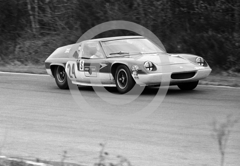 Gold Leaf Team Lotus 47 of Jackie Oliver/John Miles heading for victory in the 2 litre sport category, 1968 BOAC 500, Brands Hatch
