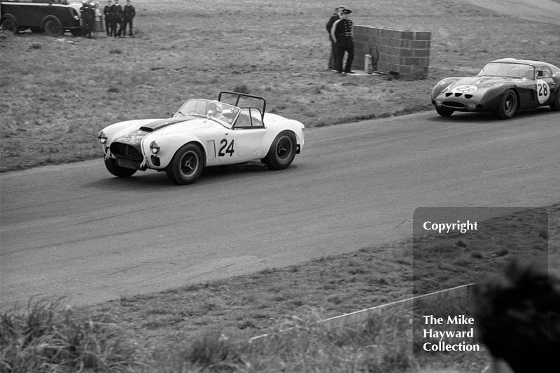 Roger Mac, Shelby Cobra (GPG 4C), Peter Sutcliffe, Ferrari 250 GTO, 1965 Tourist Trophy, Oulton Park.
