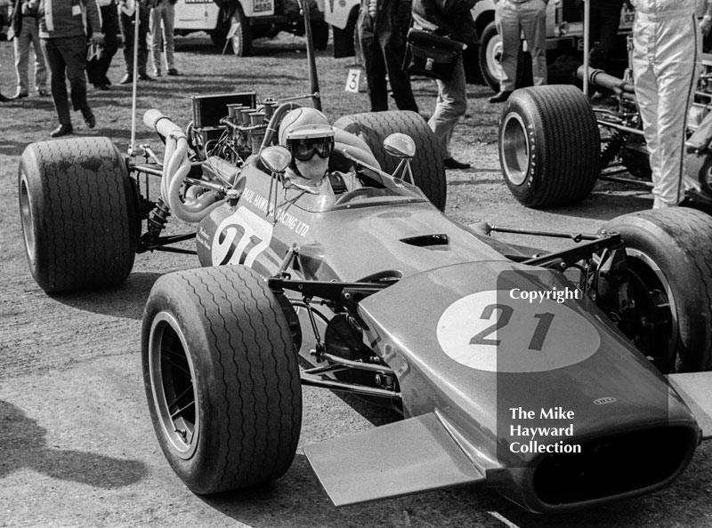 Mike Hailwood, Paul Hawkins Racing Lola T142/SL142/40 Chevrolet V8 - retired with driveshaft failure - Guards F5000 Championship, Oulton Park, April 1969.
