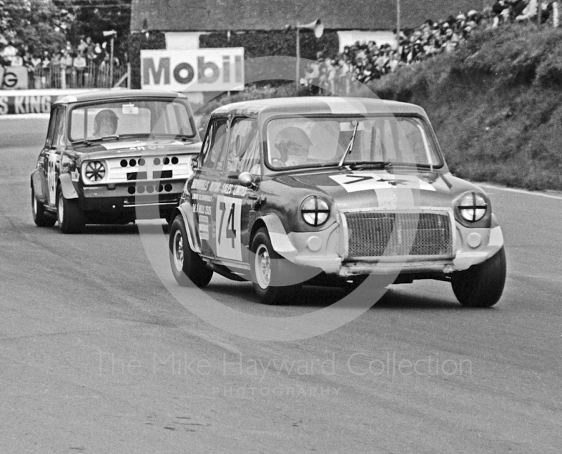 John Thompson, Brownhills Motor Sales Mini Cooper S, followed by Jenny Dell, D J Bond Mini Clubman, Hepolite Glacier Saloon Race, Mallory Park, 1971
