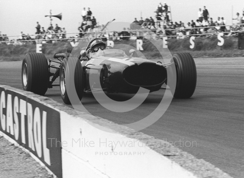 Pedro Rodriguez, Cooper Maserati V12 T81 F1-6-66, Copse Corner, Silverstone, 1967 British Grand Prix.
