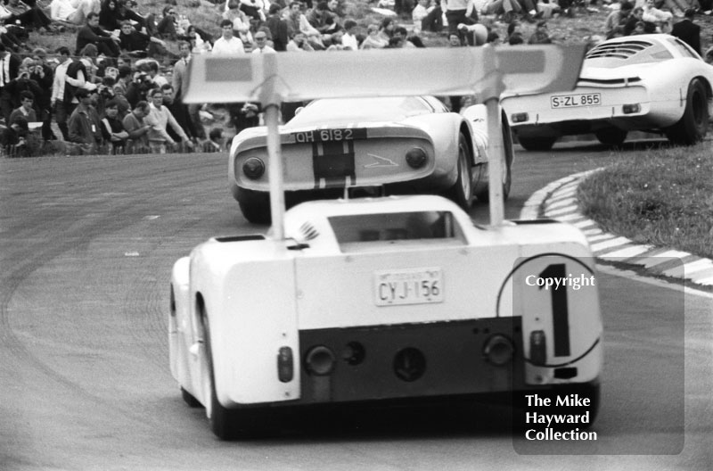 Phil Hill/Mike Spence, Chaparral 2F (CYJ 156), follows Dieter Spoerry/Rico Steinemann, Porsche 906 #129, and Hans Herrmann/Jochen Neerpasch, Porsche 907 #007 (S ZL 855), Brands Hatch, BOAC 500 1967.
