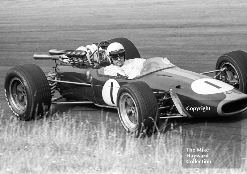 Jack Brabham, Repco Brabham V8 BT24/1, at Esso Bend on his way to winning the Oulton Park Gold Cup 1967.
