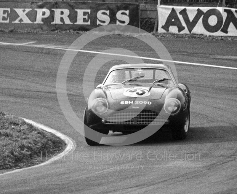 Tom Leake, Aston Martin DB4GT Zagato, Lodge Corner, Sports Car Race, Oulton Park, 1969.
