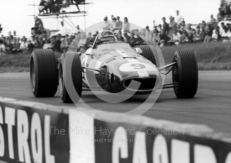 Dan Gurney, Eagle Weslake V12 104, Copse Corner, Silverstone, 1967 British Grand Prix.
