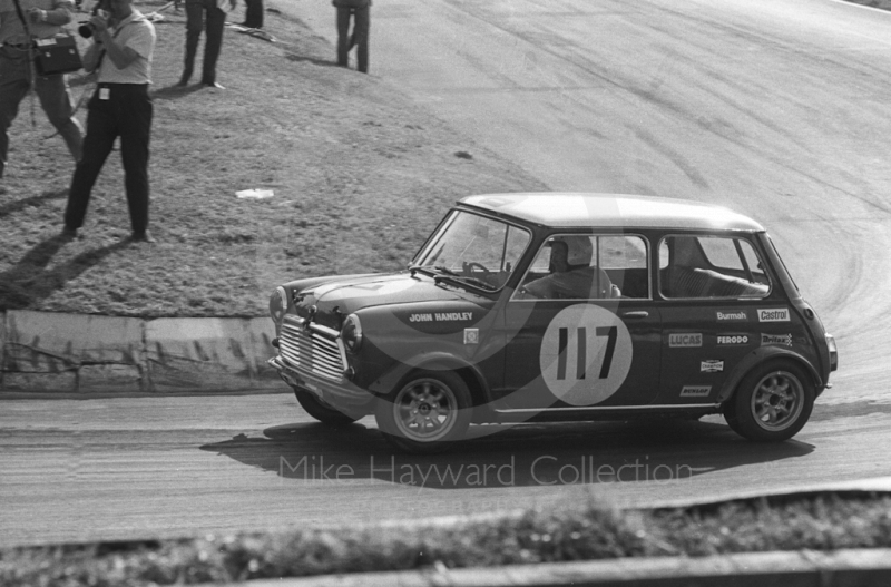 John Handley, British Leyland Mini Cooper S, Shaw's Hairpin, British Saloon Car Championship race, BRSCC Guards 4,000 Guineas International meeting, Mallory Park, 1969.
