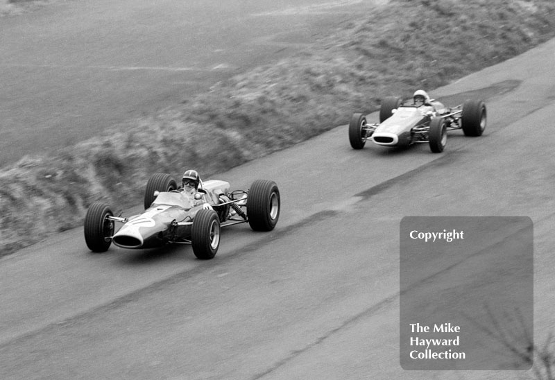 Graham Hill, F2 Lotus 48, Bruce McLaren, F1 McLaren BRM M4B/1, 1967 Spring Cup, Oulton Park.
