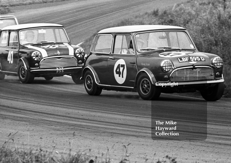 Steve Neal, Equipe Arden Mini Cooper S, LBF 595D, and John Rhodes, Cooper Car Company Mini Cooper S, Oulton Park Gold Cup meeting, 1967.
