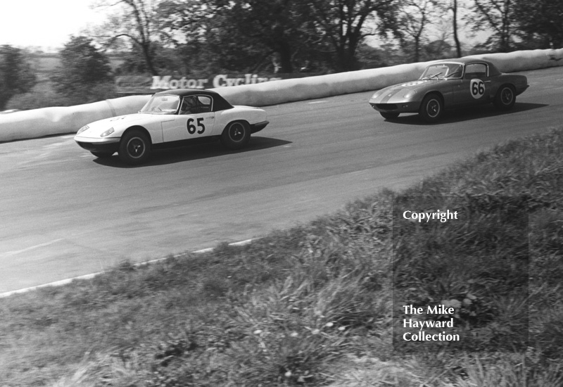 Jackie Stewart, Chequered Flag Lotus Elan, and Peter Arundell, Ian Walker Lotus Elan, Guards Trophy, Mallory Park, May 1964.
