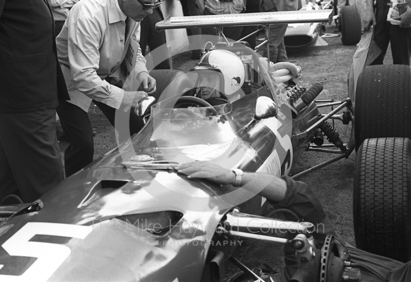 Chris Amon in the pits with his Ferrari&nbsp;312 0011 V12 during practice for the 1968 British Grand Prix at Brands Hatch.
