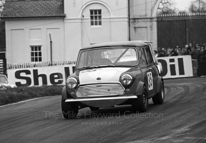 Mo Mendham, Mini Cooper S, at Lodge Corner, Oulton Park, Rothmans International Trophy meeting 1971.
