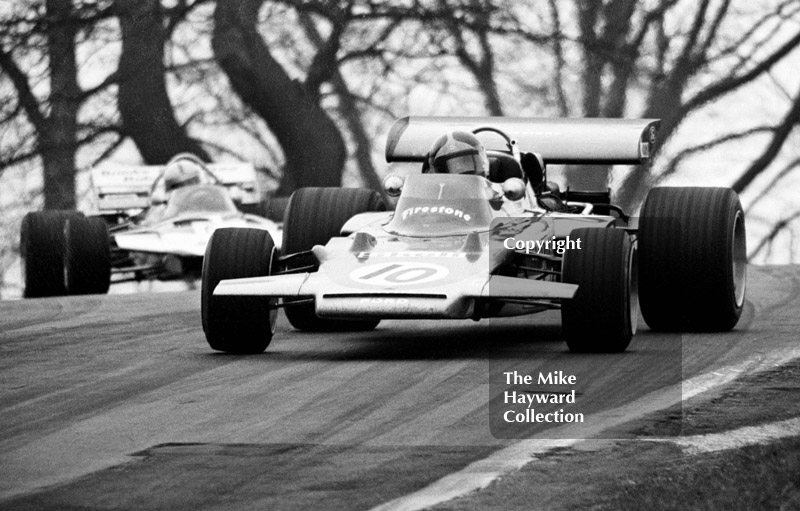 Emerson Fittipaldi, Gold Leaf Team Lotus 72C, ahead of John Surtees, Brooke Bond Oxo-Rob Walker Surtees TS9, Oulton Park Rothmans International Trophy, 1971
