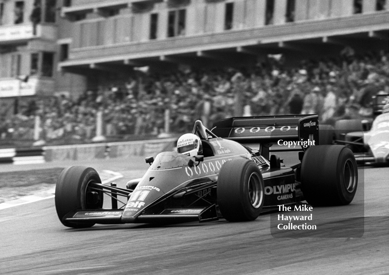 Elio de Angelis, Lotus 97T, rounds Paddock Bend, Brands Hatch, 1985 European Grand Prix.