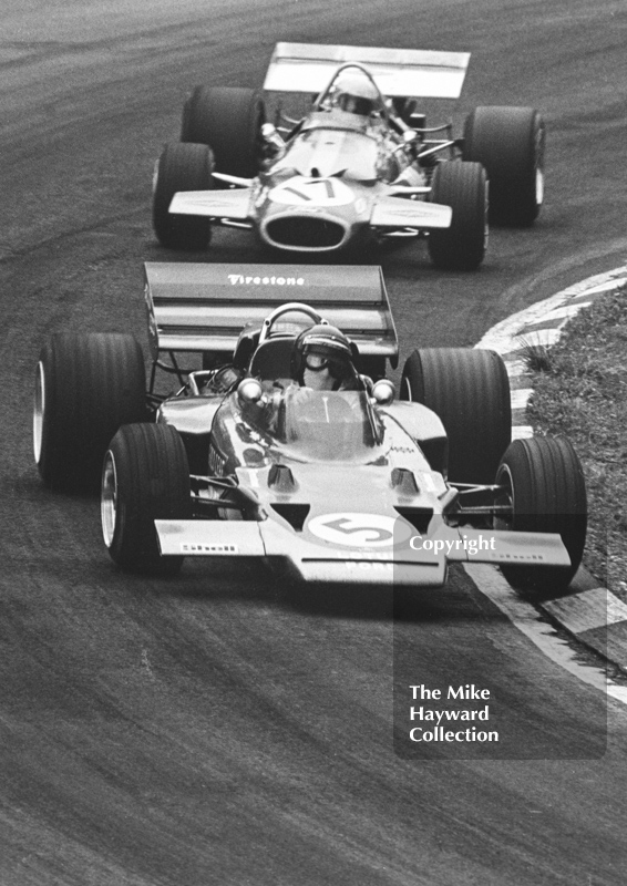 Jochen Rindt, Gold Leaf Team Lotus 72C leads Jack Brabham, Brabham BT33, British Grand Prix, Brands Hatch, 1970