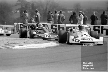 Ted Wentz, Lola T369, followed by Brian Henton, March 752, Thruxton, Easter Monday 1975.
