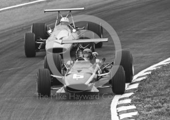 Jacky Ickx, Ferrari 312 V12 0009, leads Denny Hulme, McLaren Ford M7A, Brands Hatch, 1968 British Grand Prix.

