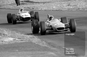 Peter Gethin, Chevron B9, Mike Walker, McLaren M4A, BRSCC Trophy, Oulton Park, 1968.
