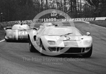 Helmut Kelleners/Reinhold Jost, IGFA Racing Team Ford GT40, and Teddy Pilette/Rob Slotemaker, VDS Alfa Romeo 33, Brands Hatch, BOAC 500 1969.
