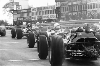 Cars leave the grid, Oulton Park, BRSCC Â£1000 1967.
