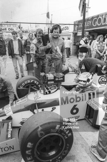 Nelson Piquet, Williams Honda FW11, in the pits at Brands Hatch, 1986 British Grand Prix.
