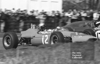 Peter Deal, Brabham BT18, Mike Beuttler, Brabham BT21, at Lodge Corner, BRSCC Trophy, Formula 3, Oulton Park, 1968.
