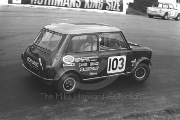 Bob Fox, Wesley Engineering Mini Cooper S, Hepolite Glacier, Mallory Park 1971.
