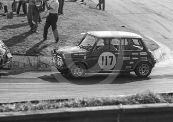 John Handley, British Leyland Mini Cooper S, Shaw's Hairpin, British Saloon Car Championship race, BRSCC Guards 4,000 Guineas International meeting, Mallory Park, 1969.
