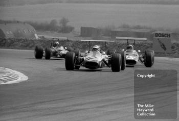 Nanni Galli, Tecno 68, followed by Clay Regazzoni and Derk Bell, both driving a Ferrari Dino 166, Thruxton, 1969 Wills Trophy.
