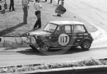 John Handley, British Leyland Mini Cooper S, Shaw's Hairpin, British Saloon Car Championship race, BRSCC Guards 4,000 Guineas International meeting, Mallory Park, 1969.
