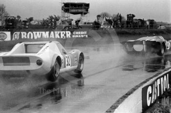 Teddy Pilette, VDS Racing Team Alfa Romeo P33, and Peter Gethin, Chevron B8, 1969 Martini International Trophy.
