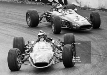 Morris Nunn, Astrali Accessories Lotus 41 Broadspeed, and Bev Bond, Jean Allen Racing Brabham BT21B, Mallory Park, F3 Guards International Trophy, BRSCC 4000 Guineas meeting, 1968.
