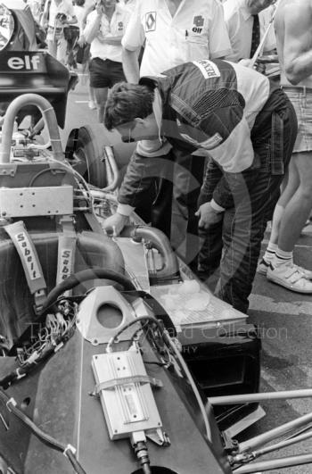 A mechanic adds ice to the sidepod of a Renault Elf RE 40, 1983 British Grand Prix, Silverstone.
