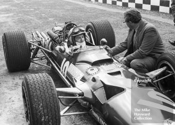 Pedro Rodriguez, BRM V12 P126, with Tony Rudd in the pit lane, Brands Hatch, 1968 British Grand Prix.
