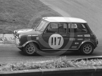 John Handley, British Leyland Mini Cooper S, Shaw's Hairpin, British Saloon Car Championship race, BRSCC Guards 4,000 Guineas International meeting, Mallory Park, 1969.
