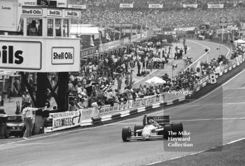 Nigel Mansell, Williams Honda, takes the chequered flag, Brands Hatch, British Grand Prix 1986.