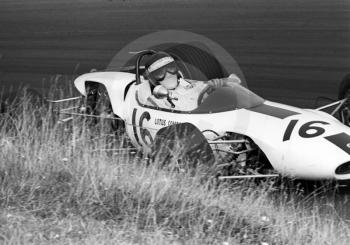 Jackie Oliver, Lotus 41B-FL-30, at Esso Bend, Oulton Park, Guards International Gold Cup, 1967.
