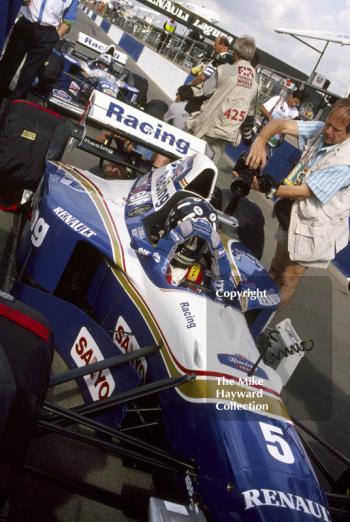 Damon Hill, and David Coulthard, Williams FW17, wait in the pit lane, Silverstone, 1995 british Grand Prix.
