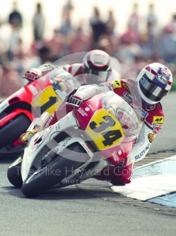 Kevin Schwantz, Team Lucky Strike Suzuki, ahead of Wayne Rainey, Marlboro Team Roberts Yamaha, Donington Park, British Grand Prix 1991.