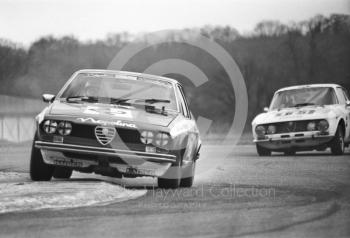 Jon Dooley, Napolina Alfa Romeo Alfa Alfetta GT, followed by Barrie Williams, Marshall Wingfield Alfa Romeo 1300 GT, Tricentrol British Touring Car Championship, F2 International meeting, Thruxton, 1977.
