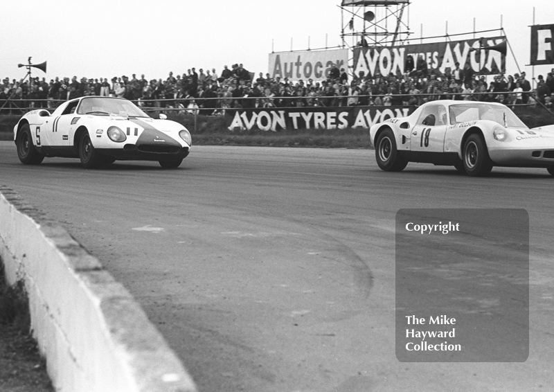 Tony Beeson, Racing Preparations Chevron B8, and Chris Ashmore, J Edmonds Ferrari 275LM, 1968 Martini International 300, Silverstone