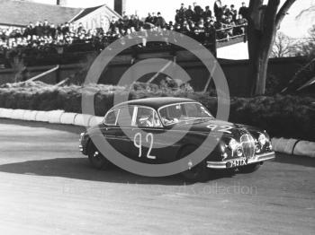 H Lee, Jaguar 3.8, Molyslip Trophy, Mallory Park, 1964.
