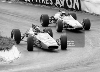 Philippe Vidal, Goodwin Racing Brabham BT21, and Ian Ashley, Chequered Flag/Scalextric McLaren M4A, Mallory Park, F3 Guards International Trophy, BRSCC 4000 Guineas meeting, 1968.
