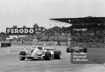 Riccardo Patrese, Arrows Cosworth A3, Mario Andretti, Alfa Romeo 179D, Silverstone, 1981 British Grand Prix.
